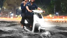 Ilustrasi, Pengendara motor listrik terobos banjir. (Ist)