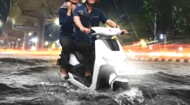 Ilustrasi, Pengendara motor listrik terobos banjir. (Ist)
