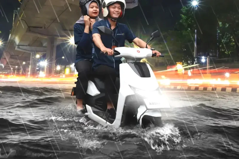 Ilustrasi, Pengendara motor listrik terobos banjir. (Ist)