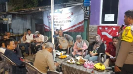 Kapolsek Koja Kompol Andry Suharto saat berdialog dengan warga dalam kegiatan Ngopi Kamtibmas di Lagoa, Jakarta Utara. Dok; Pol Koja