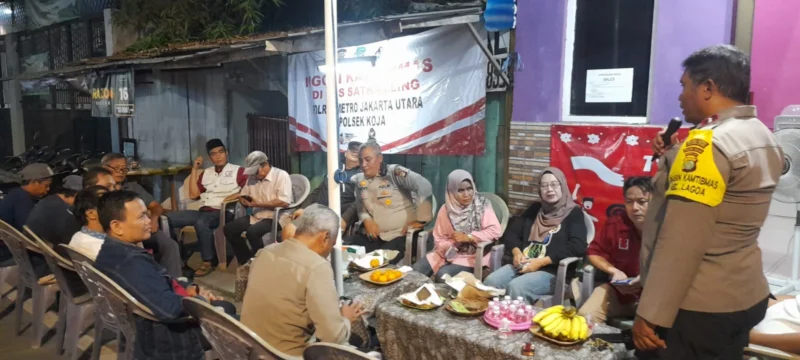 Kapolsek Koja Kompol Andry Suharto saat berdialog dengan warga dalam kegiatan Ngopi Kamtibmas di Lagoa, Jakarta Utara. Dok; Pol Koja