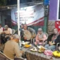 Kapolsek Koja Kompol Andry Suharto saat berdialog dengan warga dalam kegiatan Ngopi Kamtibmas di Lagoa, Jakarta Utara. Dok; Pol Koja