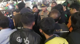 Driver ojol dikeroyok di Tanah Merah, Koja, Jakarta Utara, gara-gara salah titik antar pesanan. Ratusan rekan ojol geruduk Polres menuntut keadilan. Foto: MR