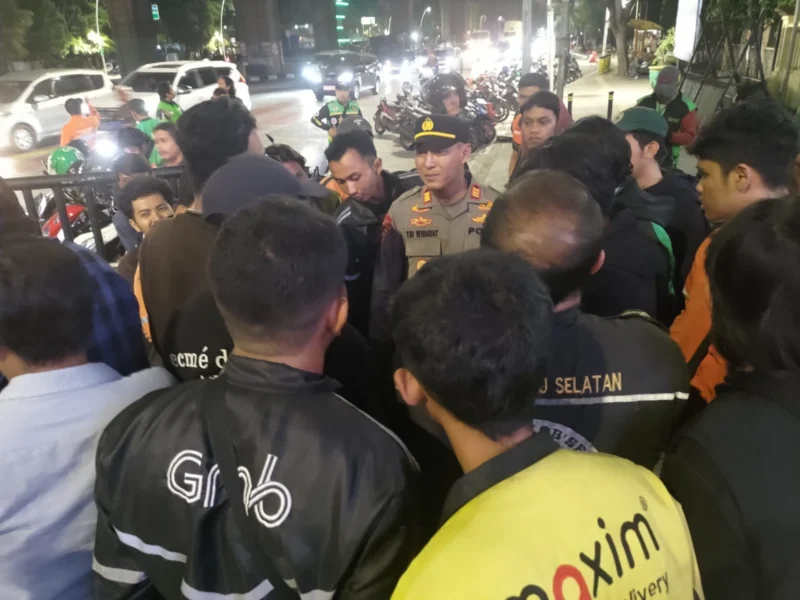 Driver ojol dikeroyok di Tanah Merah, Koja, Jakarta Utara, gara-gara salah titik antar pesanan. Ratusan rekan ojol geruduk Polres menuntut keadilan. Foto: MR