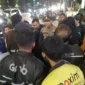 Driver ojol dikeroyok di Tanah Merah, Koja, Jakarta Utara, gara-gara salah titik antar pesanan. Ratusan rekan ojol geruduk Polres menuntut keadilan. Foto: MR