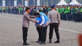Kapolri Jenderal Listyo Sigit Prabowo memimpin Apel Ojol Kamtibmas di Monas bersama ribuan pengemudi ojek online. Dok: Polri
