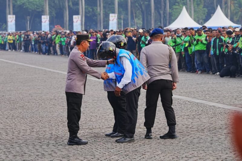 Kapolri Jenderal Listyo Sigit Prabowo memimpin Apel Ojol Kamtibmas di Monas bersama ribuan pengemudi ojek online. Dok: Polri