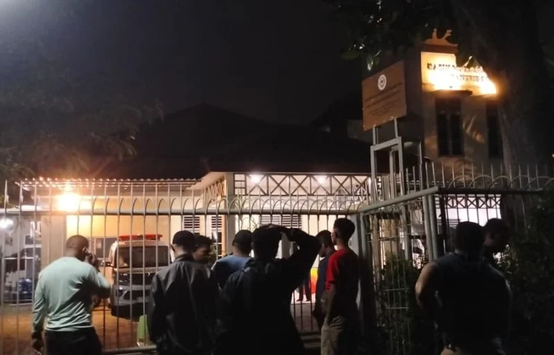Polisi memeriksa lokasi dugaan penyekapan karyawati panti jompo di Bogor Utara, Jawa Barat. Dok: Istimewa