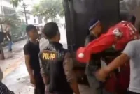 Kericuhan penertiban PKL di Alun-alun Kota Bogor, pedagang melawan petugas Satpol PP saat lapaknya diangkut pada Minggu 19 Oktober 2025.