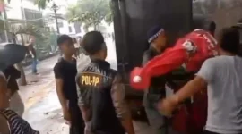 Kericuhan penertiban PKL di Alun-alun Kota Bogor, pedagang melawan petugas Satpol PP saat lapaknya diangkut pada Minggu 19 Oktober 2025.