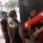 Kericuhan penertiban PKL di Alun-alun Kota Bogor, pedagang melawan petugas Satpol PP saat lapaknya diangkut pada Minggu 19 Oktober 2025.