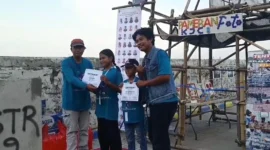 Anak-anak pesisir Cilincing memamerkan 107 karya foto di Tanggul Laut Jakarta Utara pada pameran Kelas Jurnalis Cilik, menampilkan potret kehidupan kampung nelayan. Foto MR/Posnews