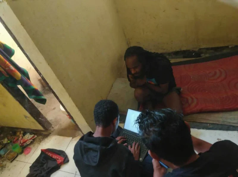 Anggota Satgas Damai Cartenz mengamankan Dugi Telenggen, anggota KKB Puncak, setelah penangkapan di Kampung Ulume, Lanny Jaya, Papua. (Ist)