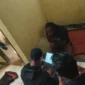 
Anggota Satgas Damai Cartenz mengamankan Dugi Telenggen, anggota KKB Puncak, setelah penangkapan di Kampung Ulume, Lanny Jaya, Papua. (Ist)