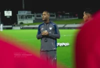 Patrick Kluivert meninggalkan stadion setelah dua laga terakhir Kualifikasi Piala Dunia 2026, Timnas Indonesia tanpa pelatih kepala. Dok: PSSI