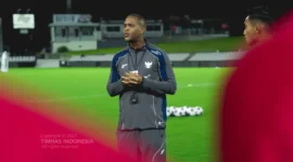 Patrick Kluivert meninggalkan stadion setelah dua laga terakhir Kualifikasi Piala Dunia 2026, Timnas Indonesia tanpa pelatih kepala. Dok: PSSI