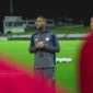 Patrick Kluivert meninggalkan stadion setelah dua laga terakhir Kualifikasi Piala Dunia 2026, Timnas Indonesia tanpa pelatih kepala. Dok: PSSI