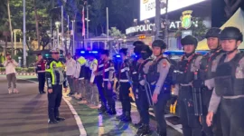 Personel Polda Metro Jaya bersama Satpol PP melakukan patroli malam skala besar di kawasan Sudirman-Thamrin, Jakarta, Sabtu (11/10/2025) untuk menjaga keamanan dan ketertiban masyarakat. Dok PMJ