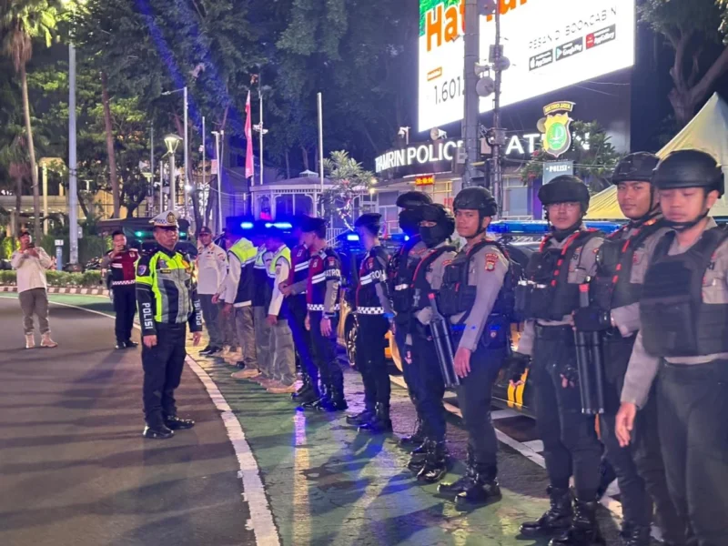 Personel Polda Metro Jaya bersama Satpol PP melakukan patroli malam skala besar di kawasan Sudirman-Thamrin, Jakarta, Sabtu (11/10/2025) untuk menjaga keamanan dan ketertiban masyarakat. Dok PMJ