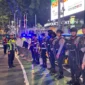 Personel Polda Metro Jaya bersama Satpol PP melakukan patroli malam skala besar di kawasan Sudirman-Thamrin, Jakarta, Sabtu (11/10/2025) untuk menjaga keamanan dan ketertiban masyarakat. Dok PMJ