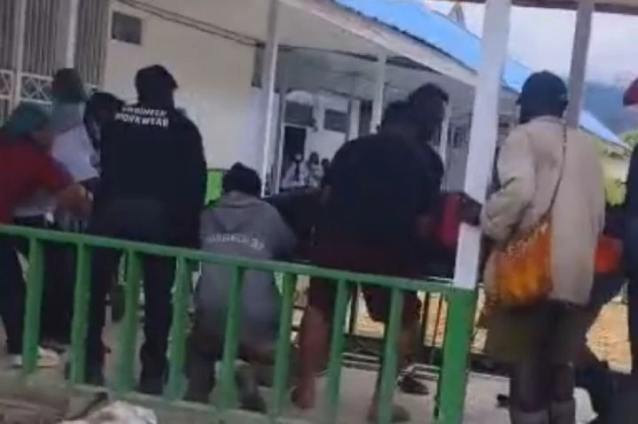 Evakuasi jenazah korban penembakan KKB di Kampung Ndugusiga, Intan Jaya. Dok: Polri