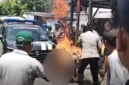Terduga pencuri motor terbakar usai diamuk massa di Gubeng Surabaya, polisi memadamkan api dan mengevakuasi ke RS Bhayangkara. (Ist)