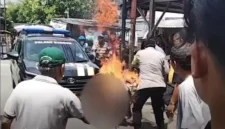 Terduga pencuri motor terbakar usai diamuk massa di Gubeng Surabaya, polisi memadamkan api dan mengevakuasi ke RS Bhayangkara. (Ist)