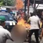 Terduga pencuri motor terbakar usai diamuk massa di Gubeng Surabaya, polisi memadamkan api dan mengevakuasi ke RS Bhayangkara. (Ist)