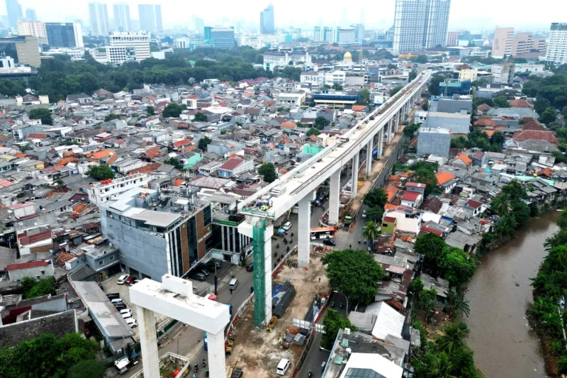 Pembangunan jalur LRT Jakarta Fase 1B Velodrome–Manggarai yang capai progres 72 persen, Oktober 2025.. Dok: Istmewa