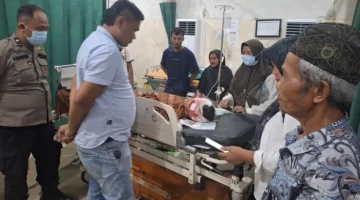 Petugas mengevakuasi korban serangan beruang di kebun karet Desa Suka Damai, Muaro Jambi, Jambi. (Ist)