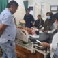 Petugas mengevakuasi korban serangan beruang di kebun karet Desa Suka Damai, Muaro Jambi, Jambi. (Ist)