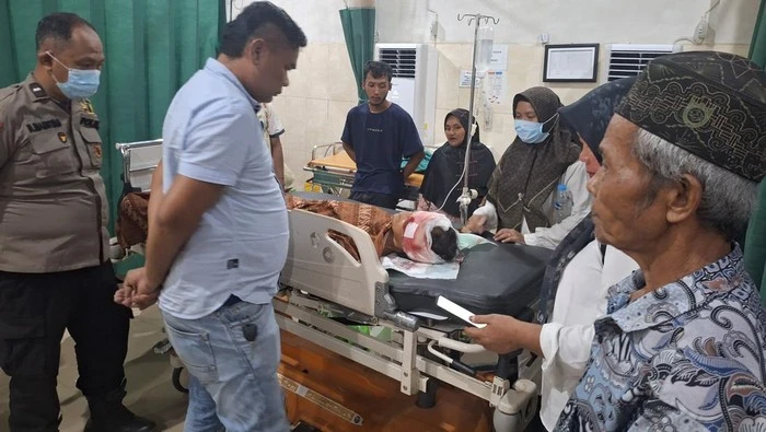 Petugas mengevakuasi korban serangan beruang di kebun karet Desa Suka Damai, Muaro Jambi, Jambi. (Ist)