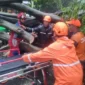 Pohon rengas besar tumbang menimpa lima mobil di Jalan Dharmawangsa Raya, Kebayoran Baru, Jakarta Selatan, petugas BPBD dan Damkar lakukan evakuasi korban. (BPBD)
