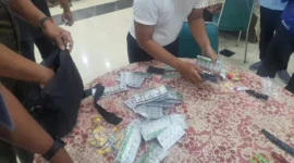 Petugas gabungan Satpol PP DKI Jakarta menyita ribuan butir obat ilegal saat razia di Pasar Tanah Abang, Jakarta Pusat, Senin (27/10/2025). (Ist)