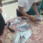 Petugas gabungan Satpol PP DKI Jakarta menyita ribuan butir obat ilegal saat razia di Pasar Tanah Abang, Jakarta Pusat, Senin (27/10/2025). (Ist)