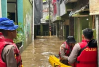 Polisi Ditpolairud Polda Metro Jaya membantu warga terdampak banjir di Kebon Pala dan Kemang, Jakarta. (Posnews)