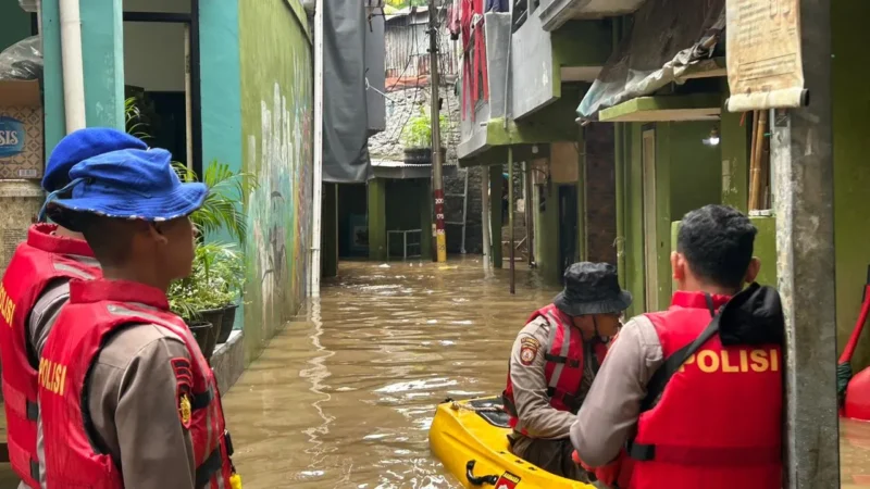 Polisi Ditpolairud Polda Metro Jaya membantu warga terdampak banjir di Kebon Pala dan Kemang, Jakarta. (Posnews)
