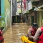 Polisi Ditpolairud Polda Metro Jaya membantu warga terdampak banjir di Kebon Pala dan Kemang, Jakarta. (Posnews)

