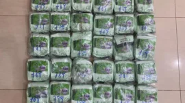 Petugas Ditresnarkoba Polda Riau dan Lanal Dumai menunjukkan barang bukti sabu 30 kilogram hasil penyergapan di Pelabuhan Roro Dumai. Dok: Polri