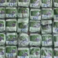 Petugas Ditresnarkoba Polda Riau dan Lanal Dumai menunjukkan barang bukti sabu 30 kilogram hasil penyergapan di Pelabuhan Roro Dumai. Dok: Polri