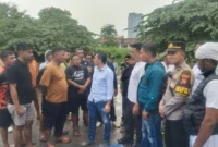 Petugas Polres Metro Jakarta Pusat memeriksa lokasi penembakan pengacara WA di Tanah Abang, Jakarta Pusat. (Ist)