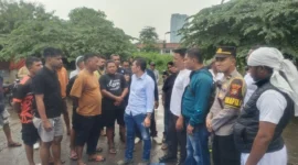 Petugas Polres Metro Jakarta Pusat memeriksa lokasi penembakan pengacara WA di Tanah Abang, Jakarta Pusat. (Ist)