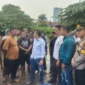 Petugas Polres Metro Jakarta Pusat memeriksa lokasi penembakan pengacara WA di Tanah Abang, Jakarta Pusat. (Ist)