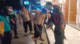 Polisi Polsek Cisauk mengamankan remaja dan barang bukti motor dalam patroli malam cegah balap liar di Jalan Raya Puspitek, Tangerang Selatan. Dok: Istimewa

