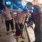 Polisi Polsek Cisauk mengamankan remaja dan barang bukti motor dalam patroli malam cegah balap liar di Jalan Raya Puspitek, Tangerang Selatan. Dok: Istimewa

