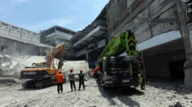 Petugas Basarnas mengevakuasi reruntuhan musala di Pondok Pesantren Al Khoziny, Sidoarjo, Jawa Timur. Dok: BNPB