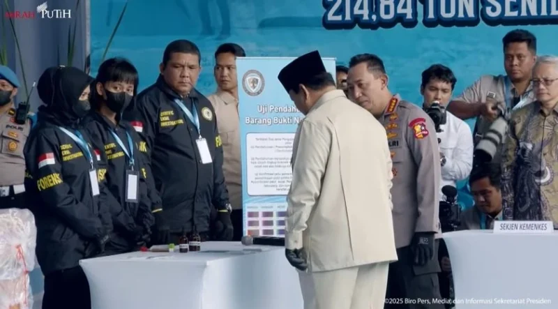 Presiden Prabowo Subianto memimpin pemusnahan 214 ton barang bukti narkoba di Lapangan Bhayangkara Mabes Polri, Jakarta.