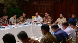 Presiden Prabowo Subianto memanggil Menko Pemberdayaan Masyarakat Cak Imin untuk instruksi pemeriksaan pondok pesantren pasca robohnya musala Al Khoziny, Sidoarjo. Dok: Setpres