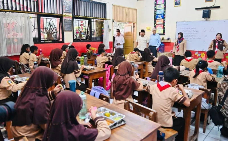 Ulang tahun ke-74 Presiden Prabowo Subianto dirayakan serentak lewat program Makan Bergizi Gratis. Menu nasi goreng dan telur ceplok jadi sajian favorit di seluruh Indonesia. Dok: Setpres