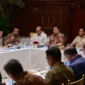 Presiden Prabowo Subianto memanggil Menko Pemberdayaan Masyarakat Cak Imin untuk instruksi pemeriksaan pondok pesantren pasca robohnya musala Al Khoziny, Sidoarjo. Dok: Setpres